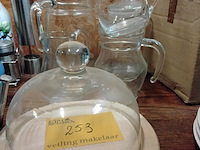 Lot 253 - serveerkannen in glas 4 stuks + kaasstolp en snoeppot glas - afbeelding 1 van  3