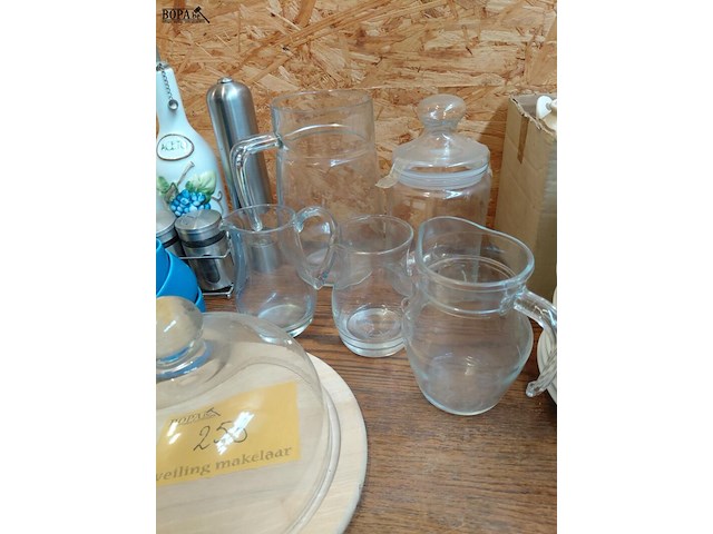 Lot 253 - serveerkannen in glas 4 stuks + kaasstolp en snoeppot glas - afbeelding 2 van  3