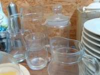 Lot 253 - serveerkannen in glas 4 stuks + kaasstolp en snoeppot glas - afbeelding 3 van  3