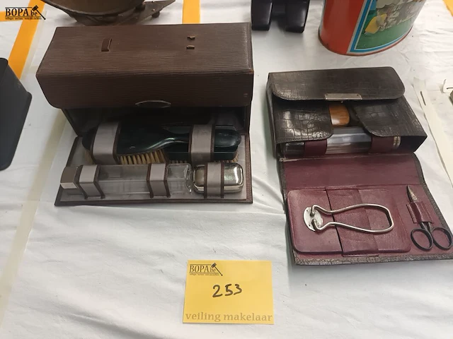 Lot 253 - verzorgingssets. 2 stuks - afbeelding 1 van  4