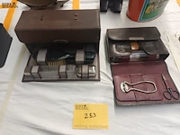 Lot 253 - verzorgingssets. 2 stuks