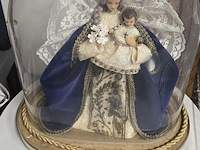 Lot 253 - wassen madoona met kond onder glazen stolp - afbeelding 1 van  3