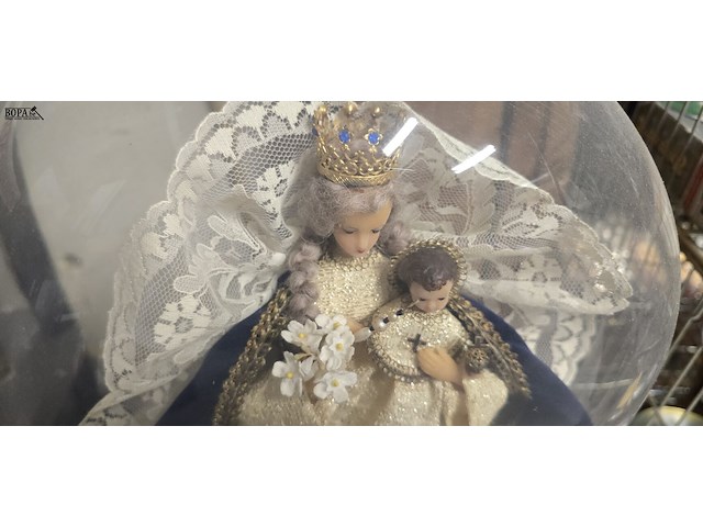 Lot 253 - wassen madoona met kond onder glazen stolp - afbeelding 2 van  3