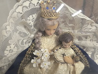 Lot 253 - wassen madoona met kond onder glazen stolp - afbeelding 2 van  3