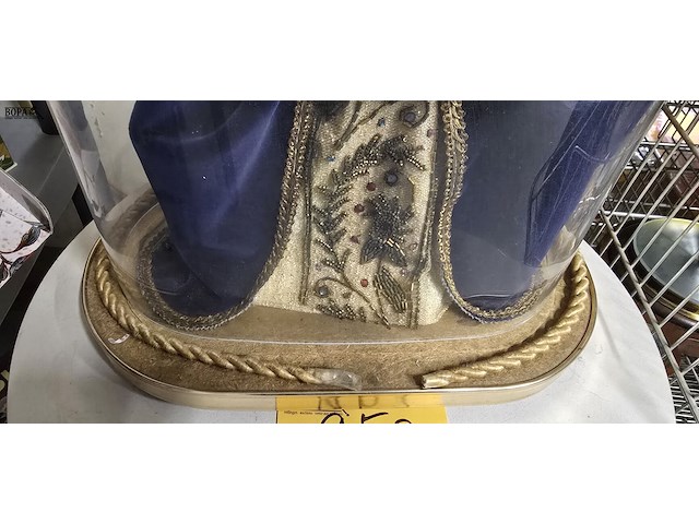 Lot 253 - wassen madoona met kond onder glazen stolp - afbeelding 3 van  3