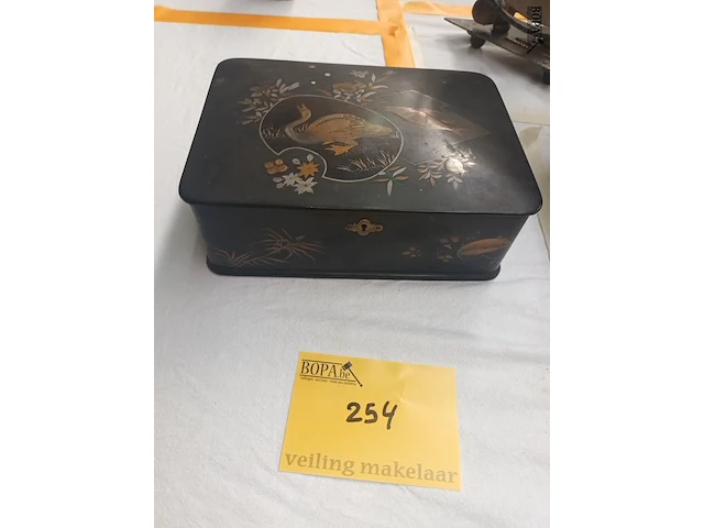 Lot 254 - antiek kistje - afbeelding 1 van  3