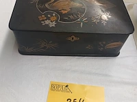 Lot 254 - antiek kistje
