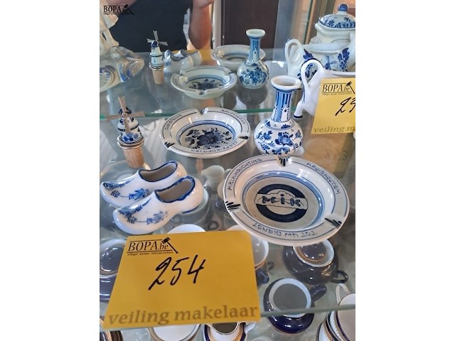 Lot 254 - delfts blauw asbakken, mini klompjes, wijnstop met molen, mi - afbeelding 1 van  5