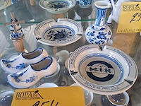 Lot 254 - delfts blauw asbakken, mini klompjes, wijnstop met molen, mi - afbeelding 1 van  5