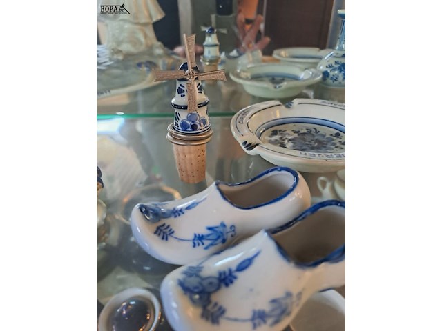 Lot 254 - delfts blauw asbakken, mini klompjes, wijnstop met molen, mi - afbeelding 2 van  5