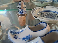 Lot 254 - delfts blauw asbakken, mini klompjes, wijnstop met molen, mi - afbeelding 2 van  5