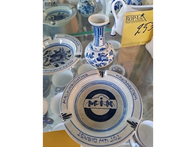 Lot 254 - delfts blauw asbakken, mini klompjes, wijnstop met molen, mi - afbeelding 3 van  5