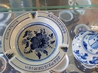 Lot 254 - delfts blauw asbakken, mini klompjes, wijnstop met molen, mi - afbeelding 4 van  5