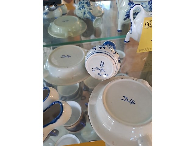 Lot 254 - delfts blauw asbakken, mini klompjes, wijnstop met molen, mi - afbeelding 5 van  5