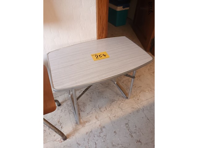Lot 254 - kampeertafeltje - afbeelding 1 van  4