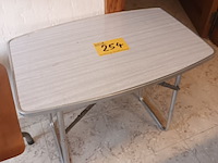 Lot 254 - kampeertafeltje
