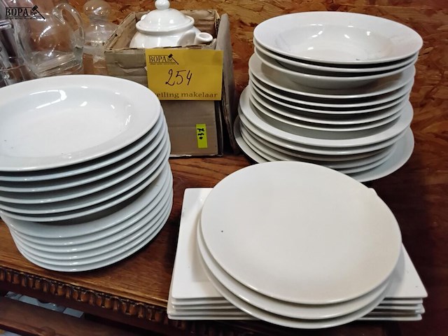 Lot 254 - lot horecaservies: circa 34 borden en theepot verschillende - afbeelding 1 van  3