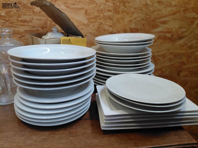 Lot 254 - lot horecaservies: circa 34 borden en theepot verschillende - afbeelding 3 van  3