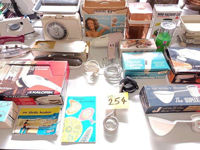Lot 254 - retro keukenmateriaal en huisraad. 16 stuks - afbeelding 1 van  7