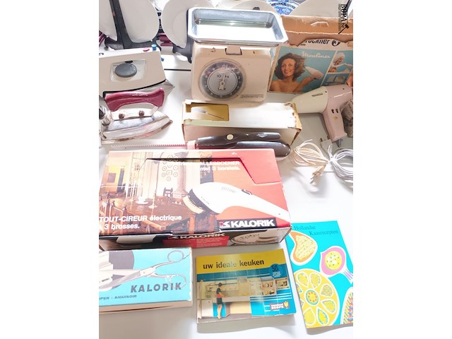 Lot 254 - retro keukenmateriaal en huisraad. 16 stuks - afbeelding 3 van  7