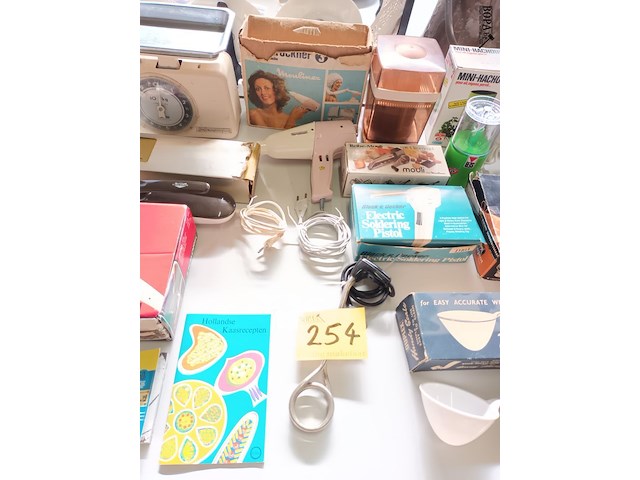 Lot 254 - retro keukenmateriaal en huisraad. 16 stuks - afbeelding 4 van  7