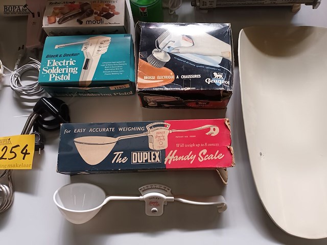 Lot 254 - retro keukenmateriaal en huisraad. 16 stuks - afbeelding 6 van  7