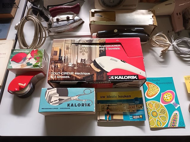 Lot 254 - retro keukenmateriaal en huisraad. 16 stuks - afbeelding 7 van  7