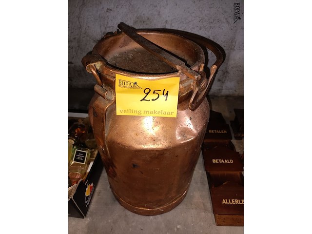 Lot 254 - verkoperde melkkit - afbeelding 1 van  3