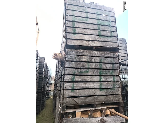 Lot 256 - houten kist met brandhout. 3 stuks - afbeelding 1 van  4