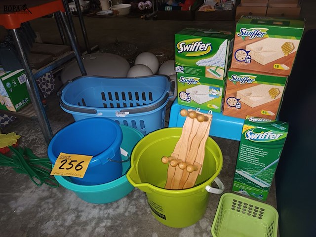 Lot 256 - huisraad en poetsmateriaal. 18 stuks - afbeelding 1 van  4