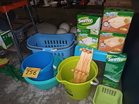 Lot 256 - huisraad en poetsmateriaal. 18 stuks