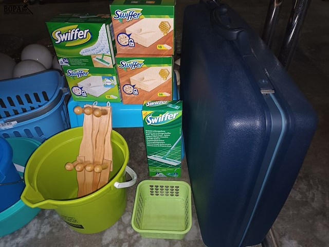 Lot 256 - huisraad en poetsmateriaal. 18 stuks - afbeelding 2 van  4