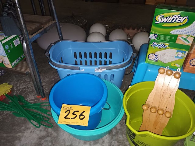 Lot 256 - huisraad en poetsmateriaal. 18 stuks - afbeelding 3 van  4