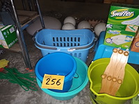 Lot 256 - huisraad en poetsmateriaal. 18 stuks - afbeelding 3 van  4