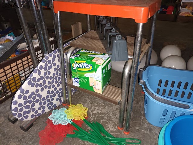 Lot 256 - huisraad en poetsmateriaal. 18 stuks - afbeelding 4 van  4