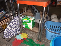 Lot 256 - huisraad en poetsmateriaal. 18 stuks - afbeelding 4 van  4