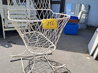 Lot 256 - vintage kinderwieg schommel in wit smeetijzer met vintage ki - afbeelding 1 van  4
