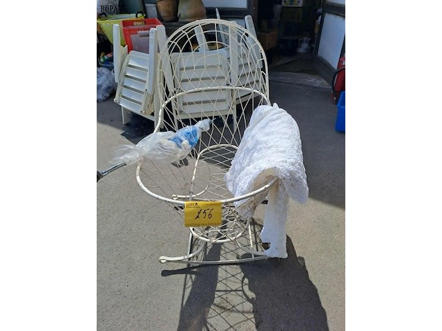 Lot 256 - vintage kinderwieg schommel in wit smeetijzer met vintage ki - afbeelding 4 van  4