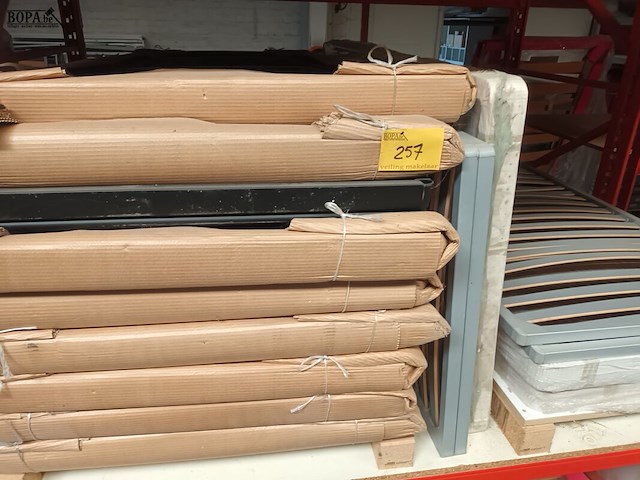 Lot 257 - bedframes met metalen bodem. 9 stuks - afbeelding 1 van  3