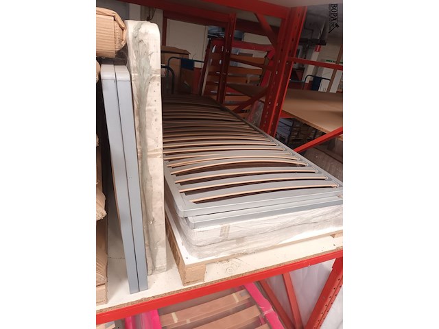 Lot 257 - bedframes met metalen bodem. 9 stuks - afbeelding 3 van  3