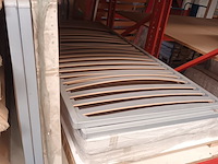 Lot 257 - bedframes met metalen bodem. 9 stuks - afbeelding 3 van  3