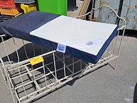 Lot 257 - frans metalen ledikant kinder-peuterbed decoratief of te geb - afbeelding 1 van  4