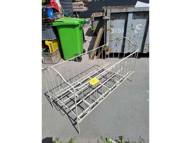 Lot 257 - frans metalen ledikant kinder-peuterbed decoratief of te geb - afbeelding 4 van  4