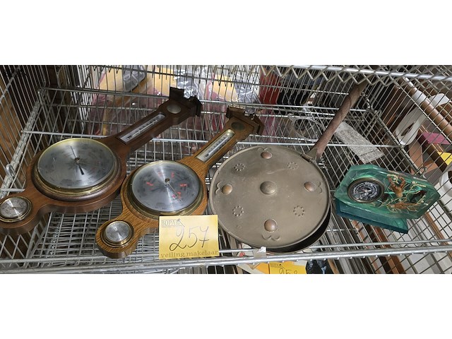 Lot 257 - koperen bedpan en 3 barometers - afbeelding 1 van  4