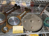 Lot 257 - koperen bedpan en 3 barometers - afbeelding 1 van  4