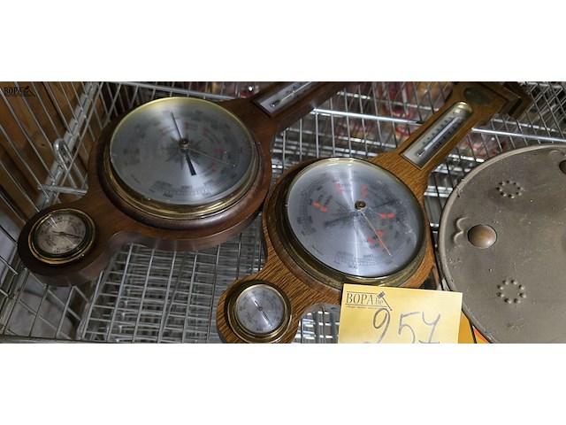 Lot 257 - koperen bedpan en 3 barometers - afbeelding 2 van  4