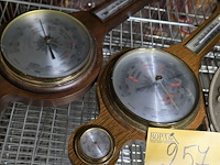 Lot 257 - koperen bedpan en 3 barometers - afbeelding 2 van  4