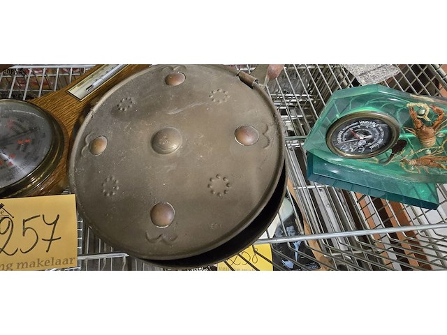Lot 257 - koperen bedpan en 3 barometers - afbeelding 4 van  4