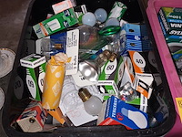 Lot 257 - lampen. 2 bakken - afbeelding 2 van  4