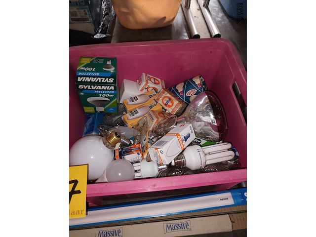 Lot 257 - lampen. 2 bakken - afbeelding 3 van  4